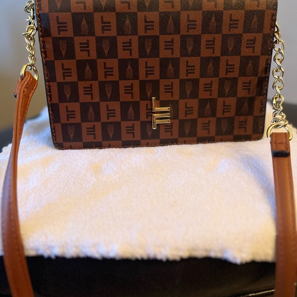 London Fog Crossbody bag(Logo prints) Brown Small/Med size - Picture 2 of 8